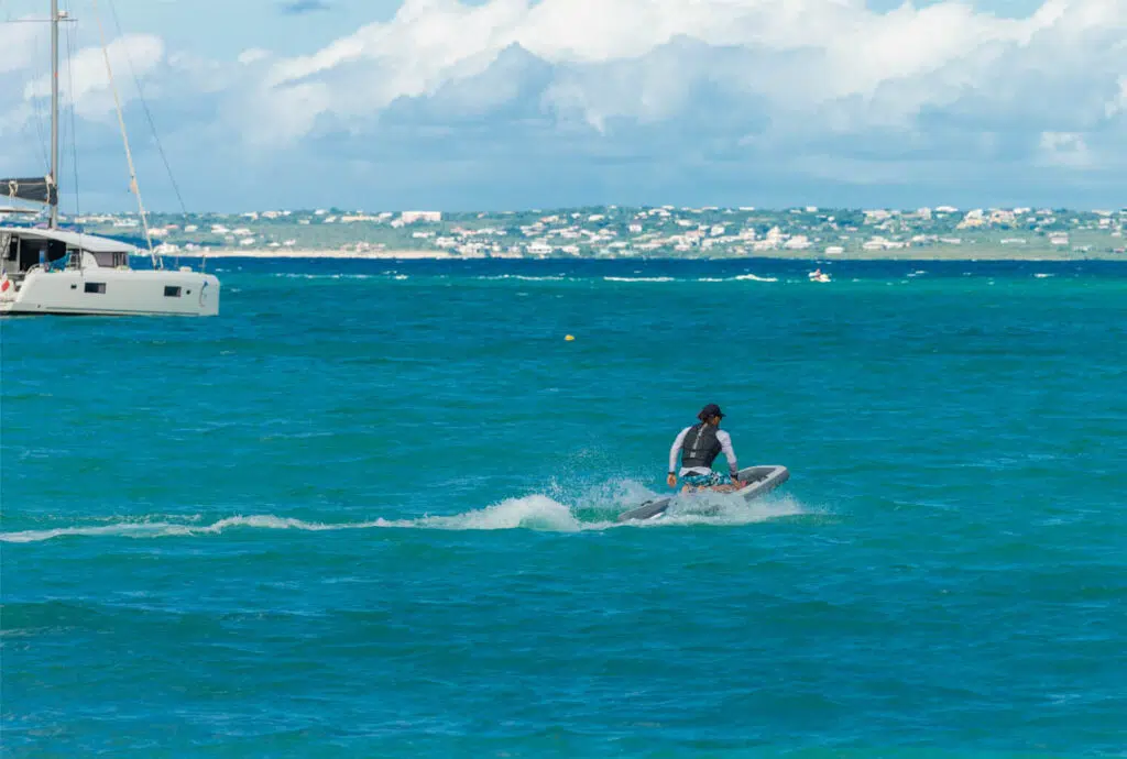 Quels magasins physiques en France exposent des surfs électriques à tester