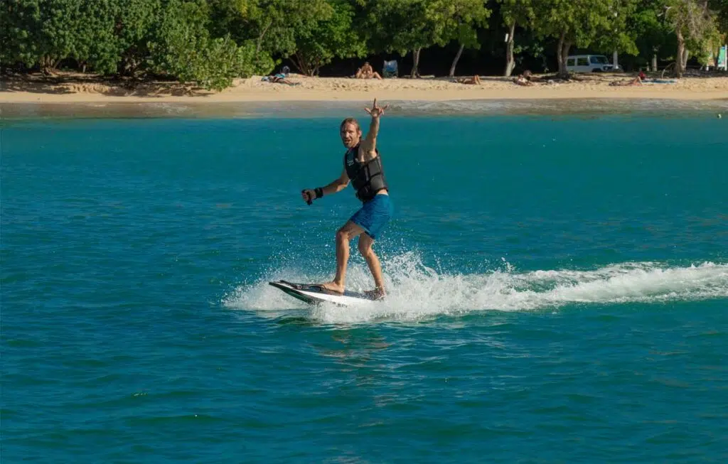 Quels magasins physiques en France exposent des surfs électriques à tester