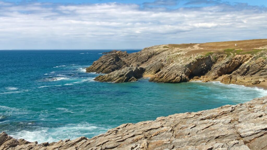 Foil électrique sur la côte Atlantique, rider en carving dans l’océan