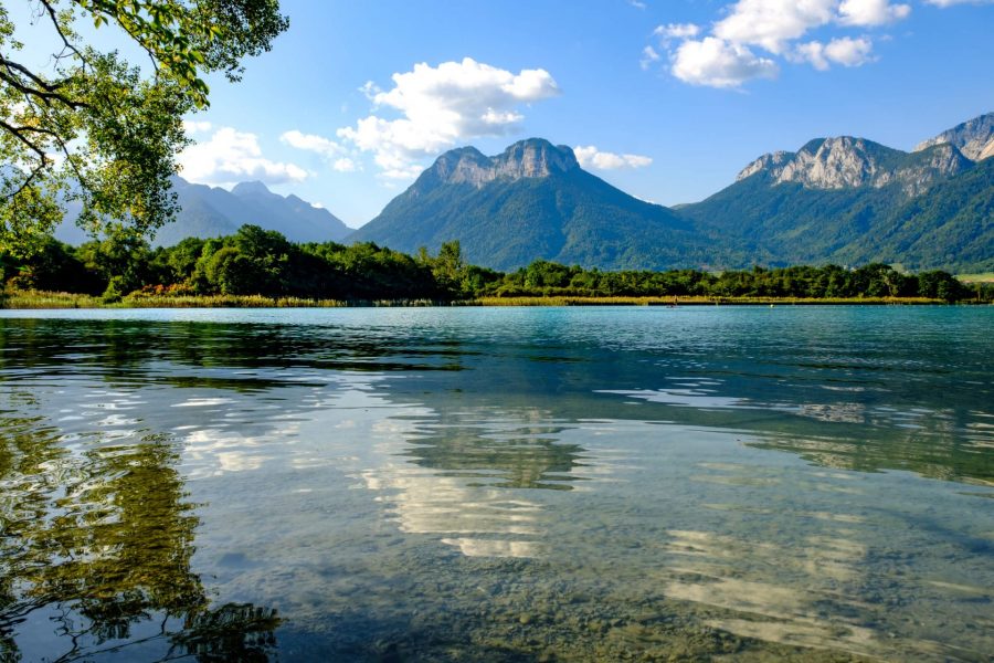Foil électrique sur le lac d’Annecy, vue drone avec les Alpes en arrière-plan